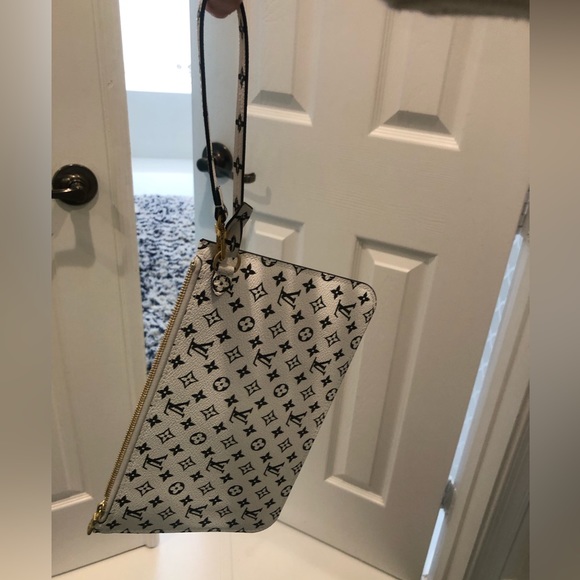 LV Handheld wristlet pouch 🖤🩵 - Picture 7 of 16